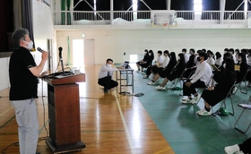 自社の取り組みや強みを紹介する企業経営者ら＝出石高校