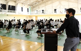 自社の強みや仕事の内容について説明する地元企業の経営者ら＝出石高校