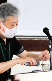陶器と磁器の違いを説明する虹洋陶苑の山本和則さん＝出石高校