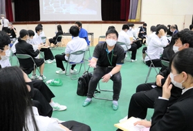 地元企業の担当者と交流する高校生たち＝出石高校