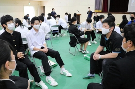 地元企業の経営者らを囲み、自由に意見を交わす高校生たち＝出石高校