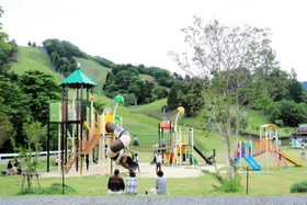 週末に家族連れでにぎわう大型遊具＝県立但馬牧場公園（撮影・阿部江利）