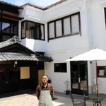 「とゞ兵」の再生事業を手掛ける小山俊和さん＝豊岡市中央町