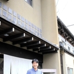 「学生たちが気軽に集える場をつくりたい」と意気込む細間章司さん＝豊岡市中央町