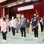 奈佐小の閉校記念式典で「ふるさと」を熱唱する元在校生たち＝豊岡市吉井
