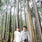 キャンプ場近くの森の中で「フォトウエディング」に臨んだ渡部悠介さん（右）と寺岡美加さん＝香美町村岡区大笹