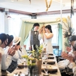 パーティーで指輪を交換する渡部悠介さん（左）と寺岡美加さんに拍手を送るキャンプ仲間たち（アーススタジオ提供）＝香美町村岡区大笹