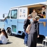 心地よい波音と抜群の景色が味を引き立たせる諸寄塩谷海水浴場＝新温泉町諸寄