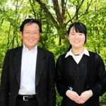 「むらおか振興公社」社長の田丸明人さん（左）と井上鈴奈さん＝たじま高原植物園
