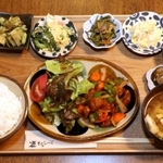 地元産の有機野菜を中心とした品数豊富なランチプレート＝朝来市生野町