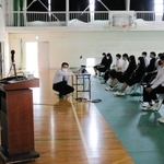 自社の取り組みや強みを紹介する企業経営者ら＝出石高校