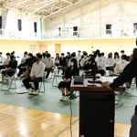 自社の強みや仕事の内容について説明する地元企業の経営者ら＝出石高校