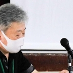 陶器と磁器の違いを説明する虹洋陶苑の山本和則さん＝出石高校