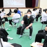 地元企業の担当者と交流する高校生たち＝出石高校
