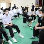 地元企業の経営者らを囲み、自由に意見を交わす高校生たち＝出石高校