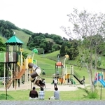 週末に家族連れでにぎわう大型遊具＝県立但馬牧場公園（撮影・阿部江利）