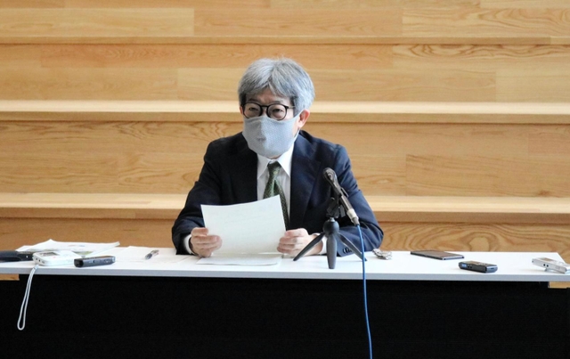 会見で開学から２カ月を振り返る平田オリザ学長＝豊岡市山王町