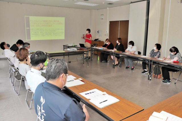田中優子さん（中央奥）の意見を聞く旅館や民宿の関係者ら＝浜坂多目的集会施設