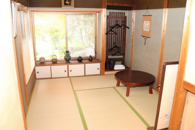茶瓶や掛け軸などが配された和風の客室＝新温泉町諸寄