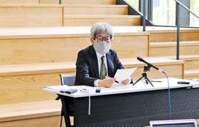会見で開学から２カ月を振り返る平田オリザ学長＝豊岡市山王町
