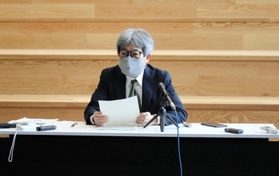 会見で開学から２カ月を振り返る平田オリザ学長＝豊岡市山王町