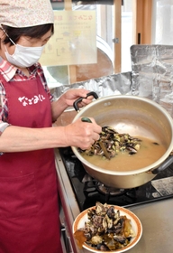 大鍋を使い、味付けはみそのみ。豊かなだしがしみ出す＝豊岡市竹野町竹野