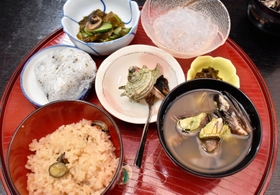 サザエやところてん、ワカメなど地元産の食材がふんだんに使われた御膳＝豊岡市竹野町竹野