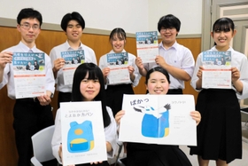 絵本の出版に向けてクラウドファンディングに挑戦している生徒たち＝豊岡高校