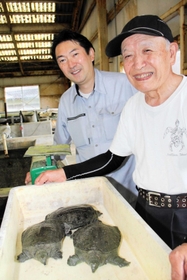 ４月から作業を共にする増田時雄さん（右）と村上清能さん＝香美町小代区神水