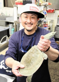 香美町小代区の“スッポン王子”こと辺見裕作さん＝大平山荘