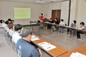 田中優子さん（中央奥）の意見を聞く旅館や民宿の関係者ら＝浜坂多目的集会施設