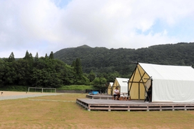 鉢伏山の麓にオープンするグランピング＆キャンプ場＝養父市丹戸