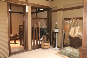 建物内にある牛の飼育スペース「まや」を再現した館内＝兵庫県立但馬牧場公園