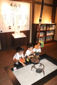 家族が過ごす居間の展示＝兵庫県立但馬牧場公園
