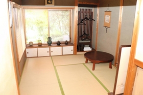 茶瓶や掛け軸などが配された和風の客室＝新温泉町諸寄