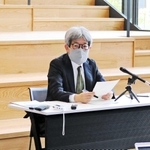 会見で開学から２カ月を振り返る平田オリザ学長＝豊岡市山王町