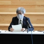 会見で開学から２カ月を振り返る平田オリザ学長＝豊岡市山王町