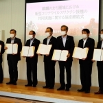 兵庫県と鳥取県の１市６町の首長が参加したワクチン共同接種協定締結式。左から西村銀三新温泉町長、浜上勇人香美町長＝今月１日、鳥取市役所（香美町提供）