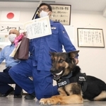 行方不明者を発見して表彰されたゾロ号と県警鑑識課の田中晶博巡査長（右）＝南但馬署