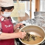 大鍋を使い、味付けはみそのみ。豊かなだしがしみ出す＝豊岡市竹野町竹野