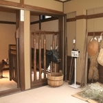 建物内にある牛の飼育スペース「まや」を再現した館内＝兵庫県立但馬牧場公園