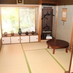 茶瓶や掛け軸などが配された和風の客室＝新温泉町諸寄