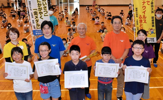 表彰された児童ら＝城崎小