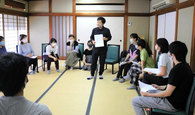 コミュニケーションについて学ぶ旅館のスタッフたち＝小林屋