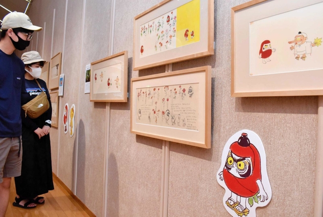 表情豊かなキャラクターが描かれた「だるまちゃんとてんぐちゃん」の複製原画などが並ぶ会場＝豊岡市立美術館「伊藤清永記念館」