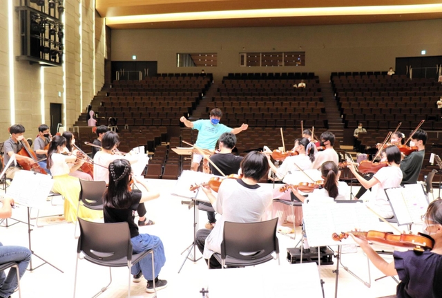 ホールの音響チェックを兼ねて夏季集中トレーニングを行う佐渡裕さん率いるスーパーキッズオーケストラ＝やぶ市民交流広場