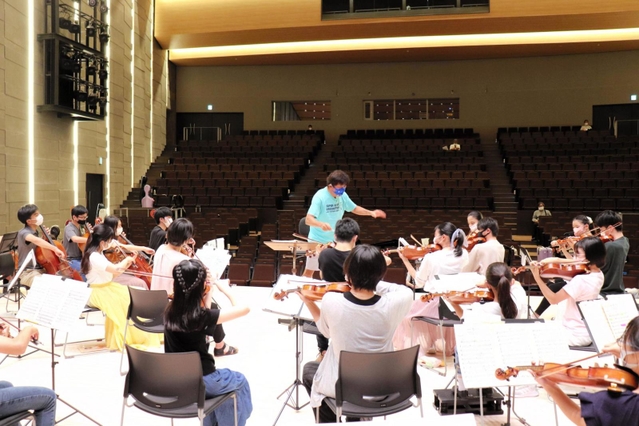 ホールの音響チェックを兼ねて夏季集中トレーニングを行う佐渡裕さん率いるスーパーキッズオーケストラ＝やぶ市民交流広場