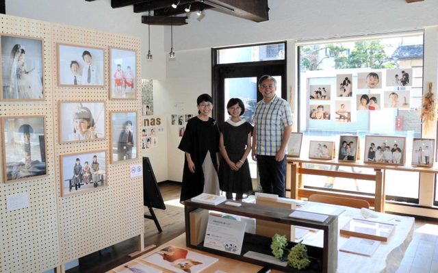 約１４０組の笑顔が並ぶ写真展会場＝豊岡市元町