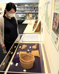 豊岡市で初めて、円周が残った形で見つかった円筒埴輪＝豊岡市立歴史博物館