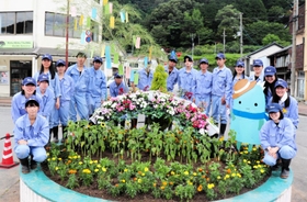神戸新聞next 但馬 もうすぐ七夕 花壇も 天の川 風に 但馬農高生 ｊｒ八鹿駅前で植え替え